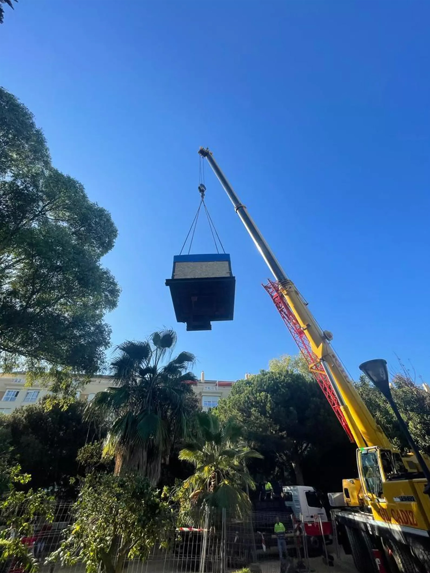 8.000 kilos de historia: el espectacular traslado del columbario romano a Kotinoussa, su nuevo hogar